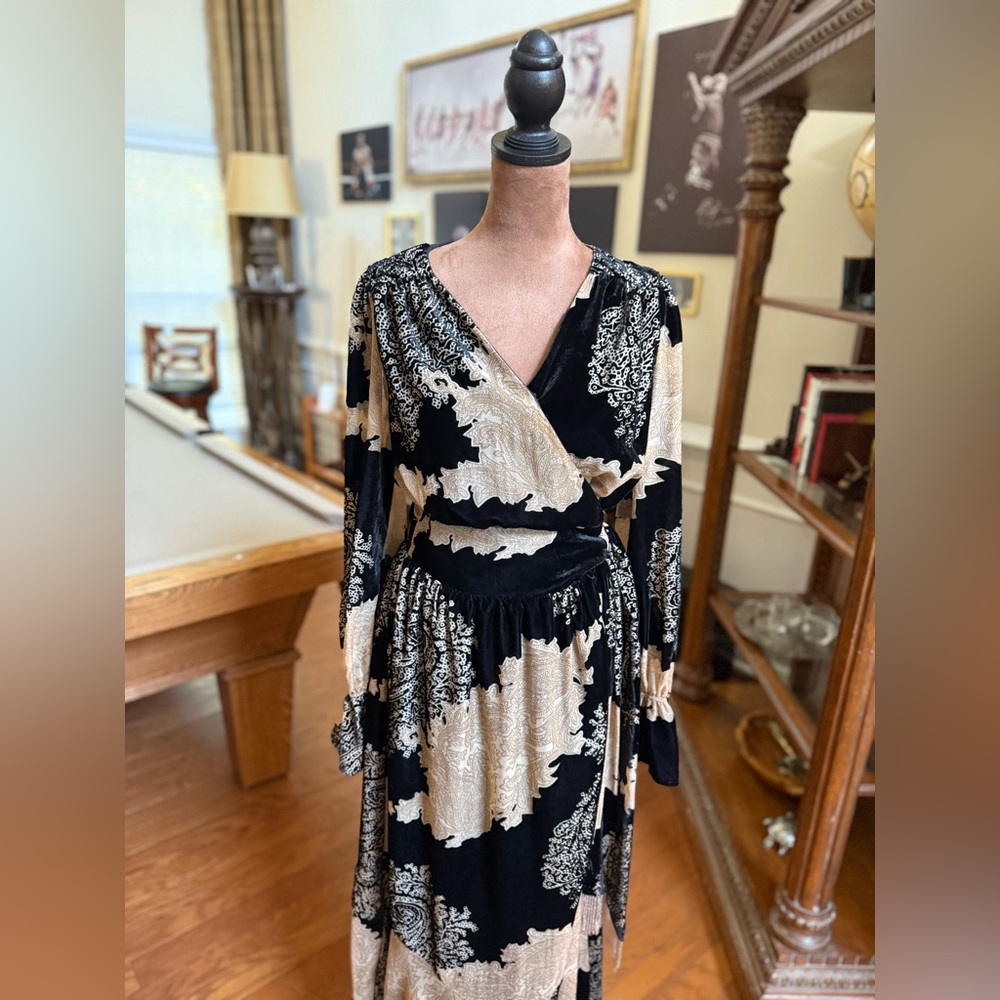 Elegant Long Sleeve Black and Cream Dress - Picture 3 of 7